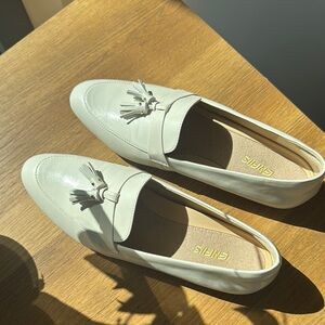 Cream Flats with Minimalist Design and Comfort